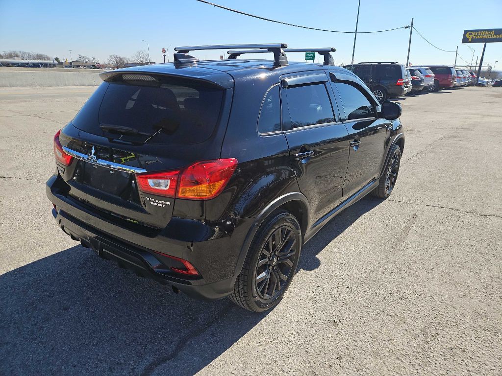 2019 Mitsubishi Outlander Image 2