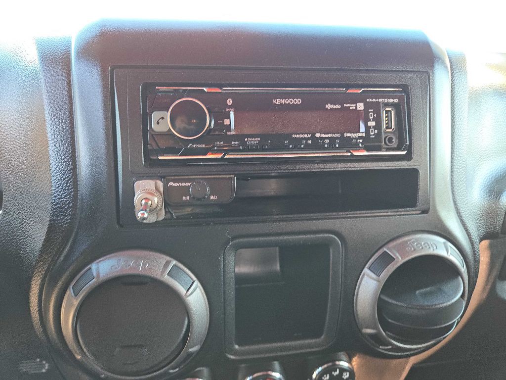 2011 Jeep Wrangler Image 23