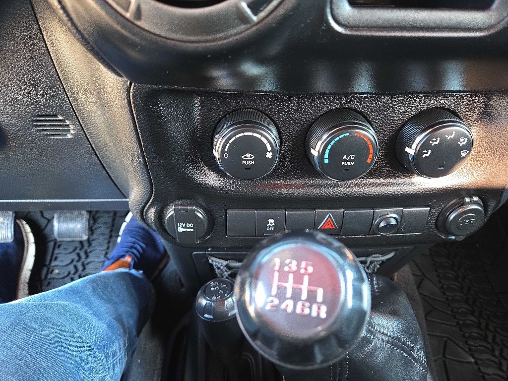 2011 Jeep Wrangler Image 24