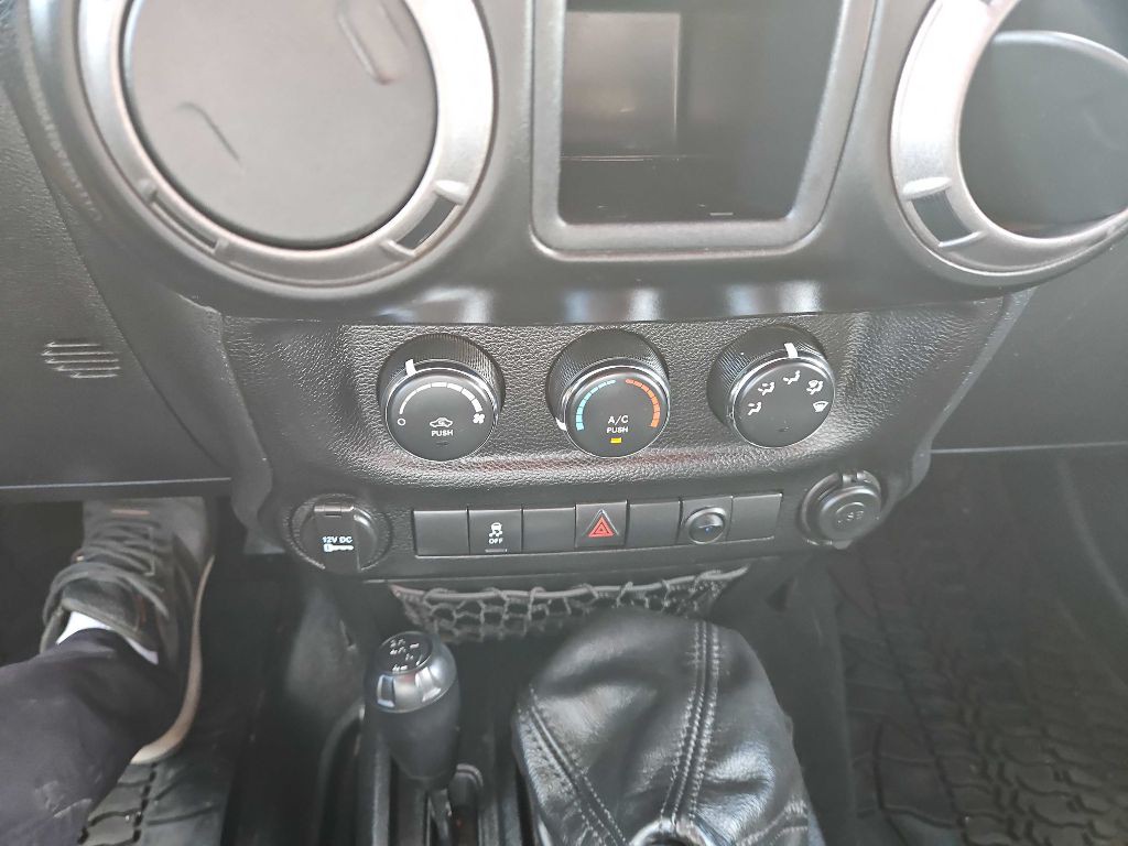 2011 Jeep Wrangler Image 18
