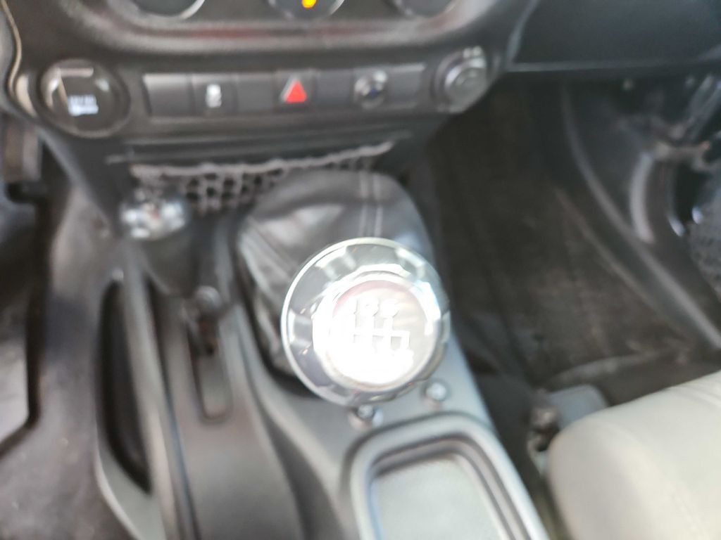 2011 Jeep Wrangler Image 25