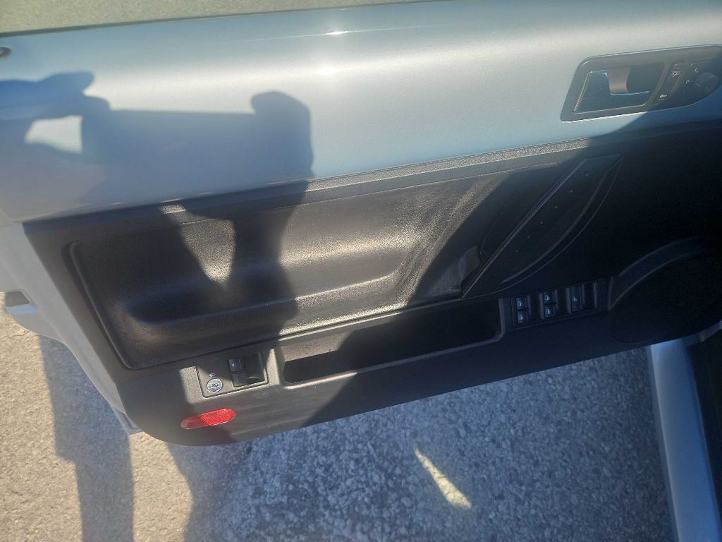 2010 Volkswagen Beetle Image 2