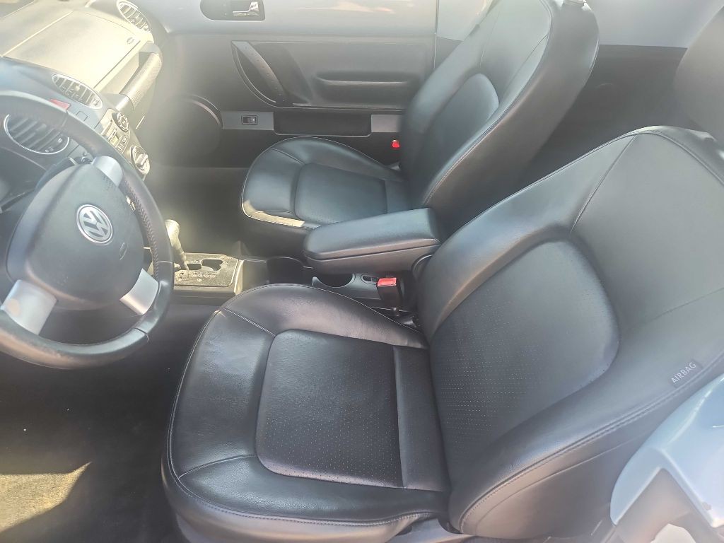 2010 Volkswagen Beetle Image 6