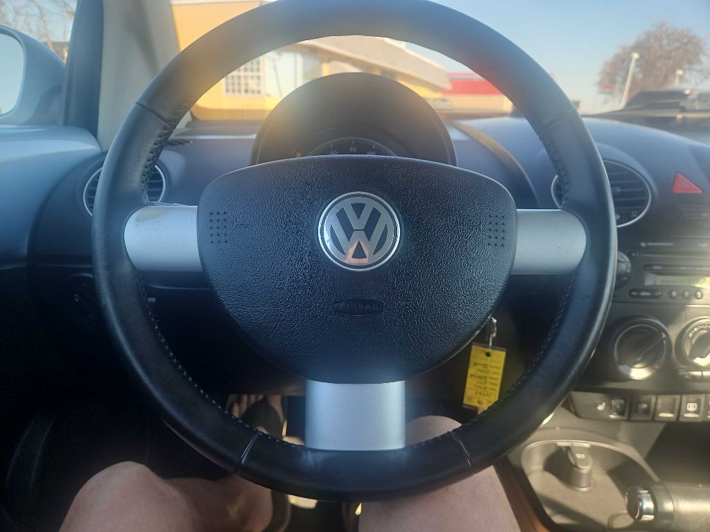 2010 Volkswagen Beetle Image 11