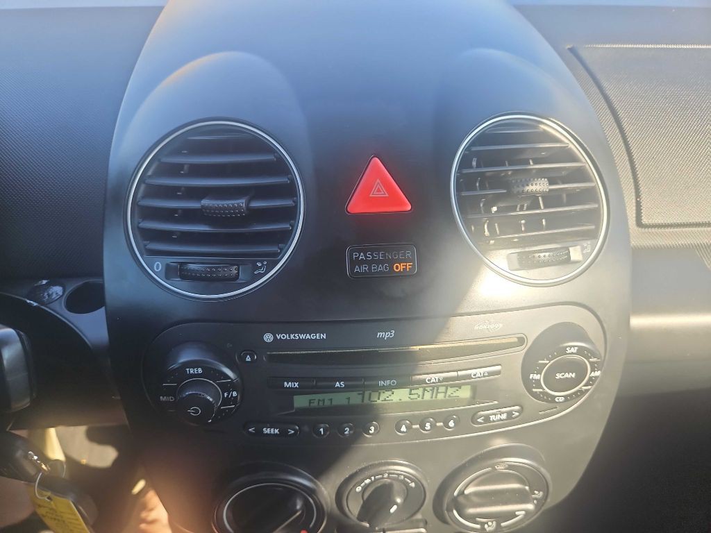 2010 Volkswagen Beetle Image 13