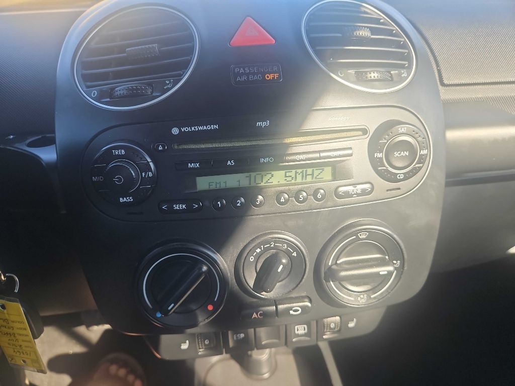 2010 Volkswagen Beetle Image 14