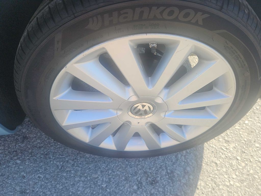 2010 Volkswagen Beetle Image 24