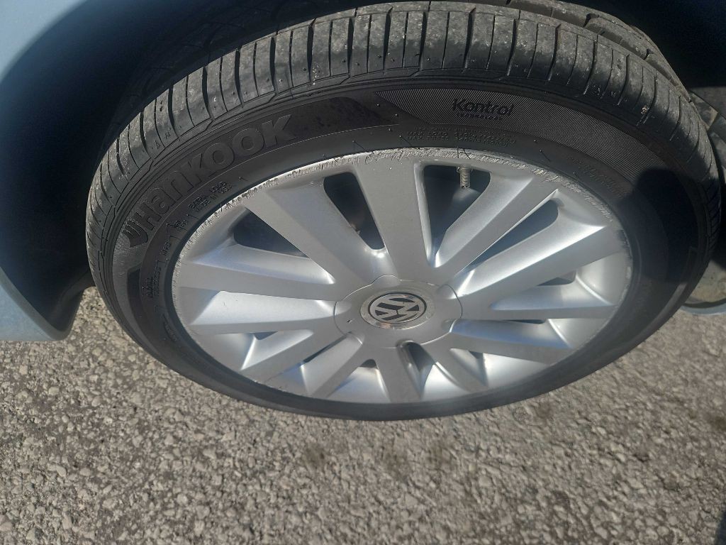 2010 Volkswagen Beetle Image 28