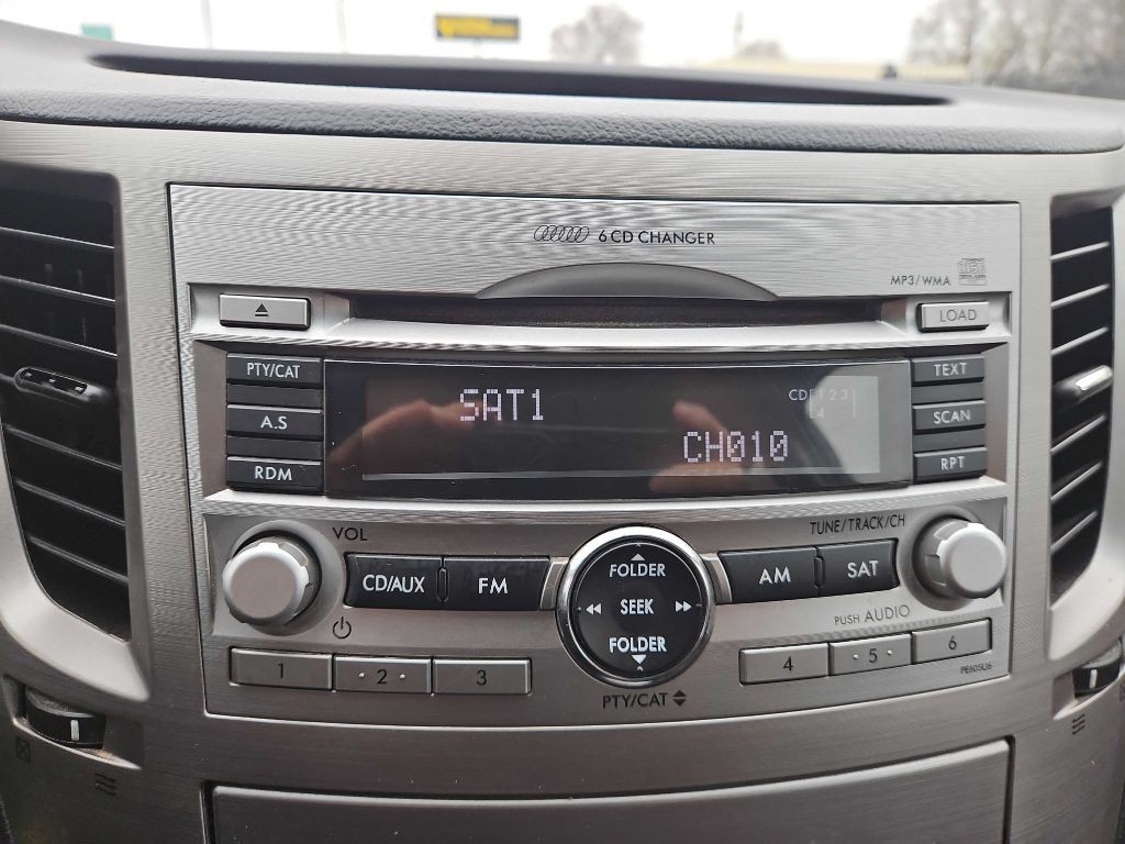 2011 Subaru Outback Image 18