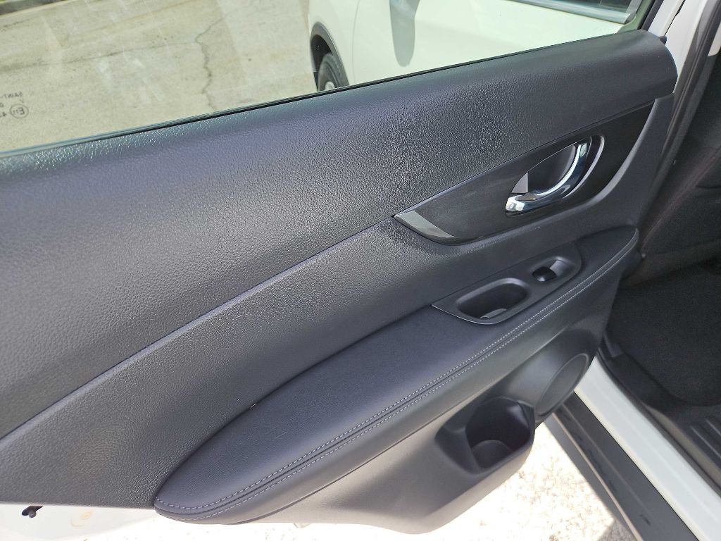 2018 Nissan Rogue Image 24