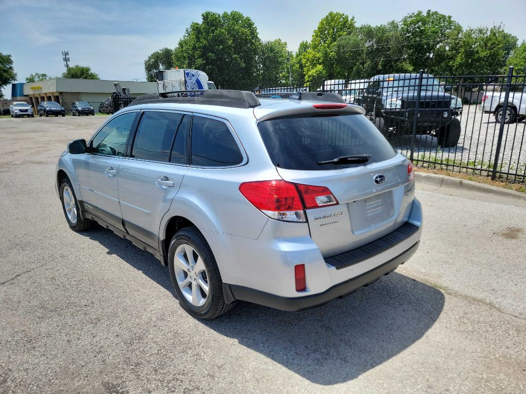 2013 Subaru Outback Image 2