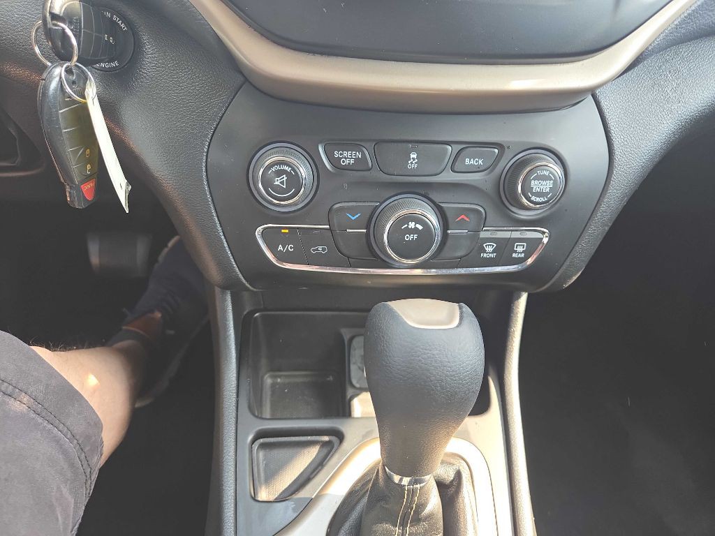 2017 Jeep Cherokee Image 28