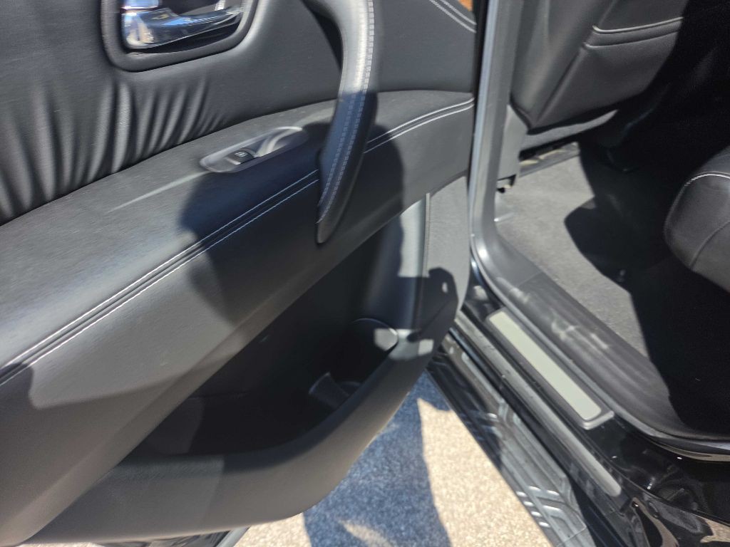 2017 INFINITI QX80 Image 27
