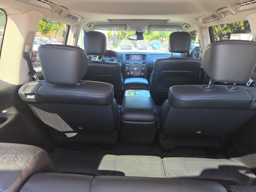 2017 INFINITI QX80 Image 32