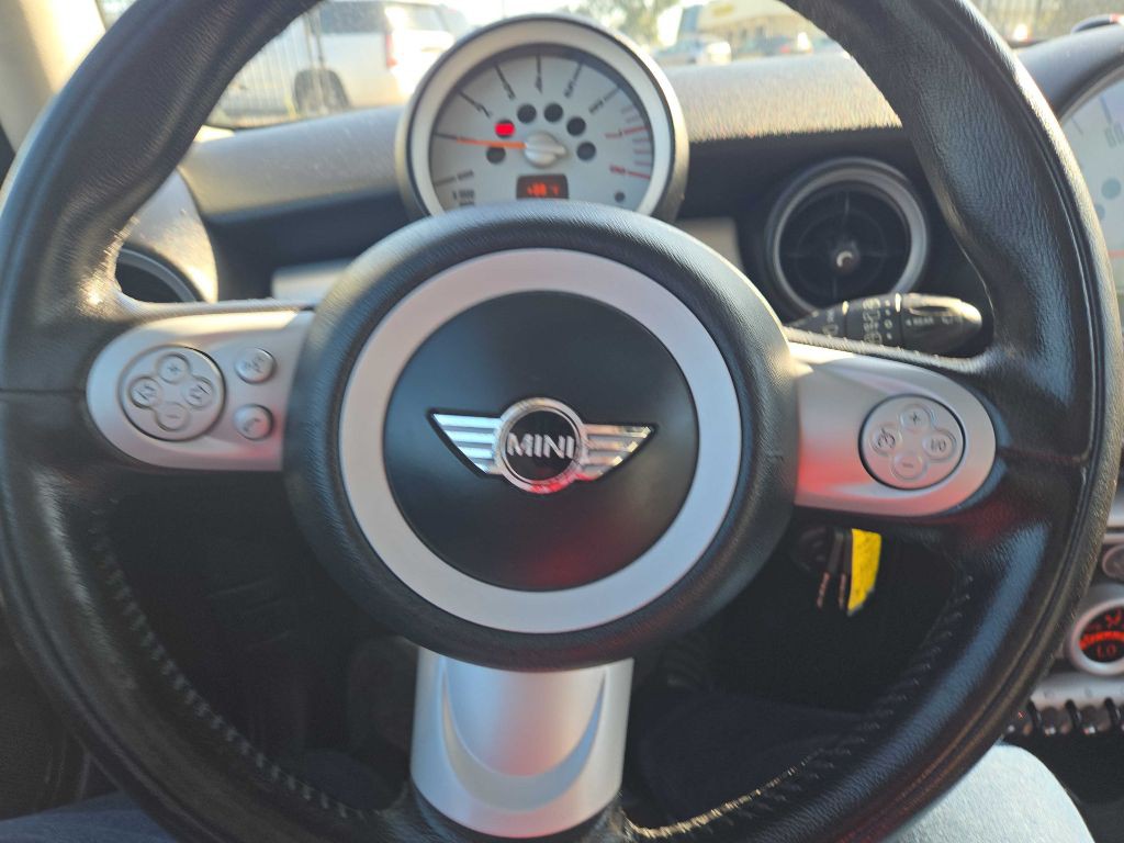 2009 MINI Cooper Image 22