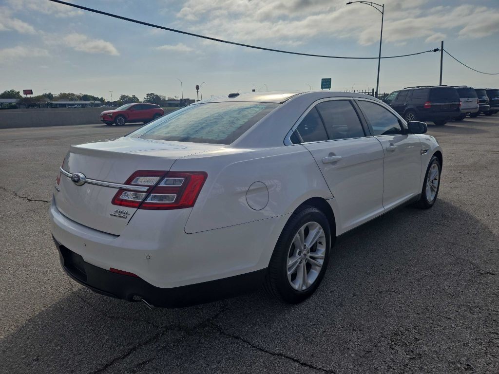 2017 Ford Taurus Image 5