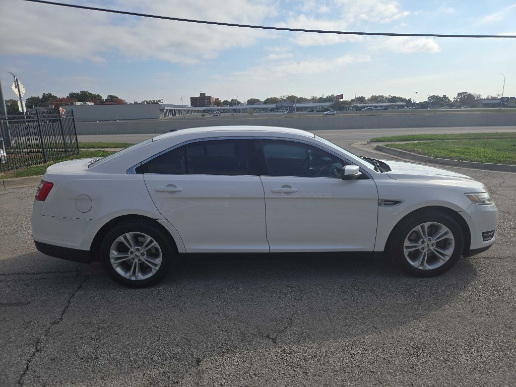 2017 Ford Taurus Image 6