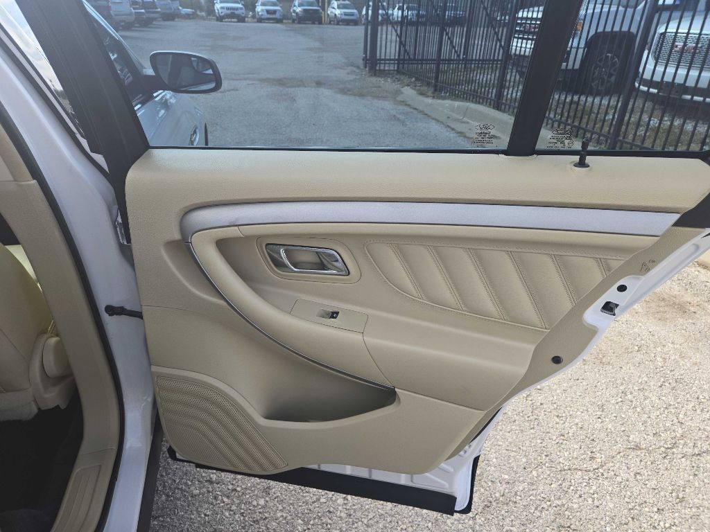 2017 Ford Taurus Image 18