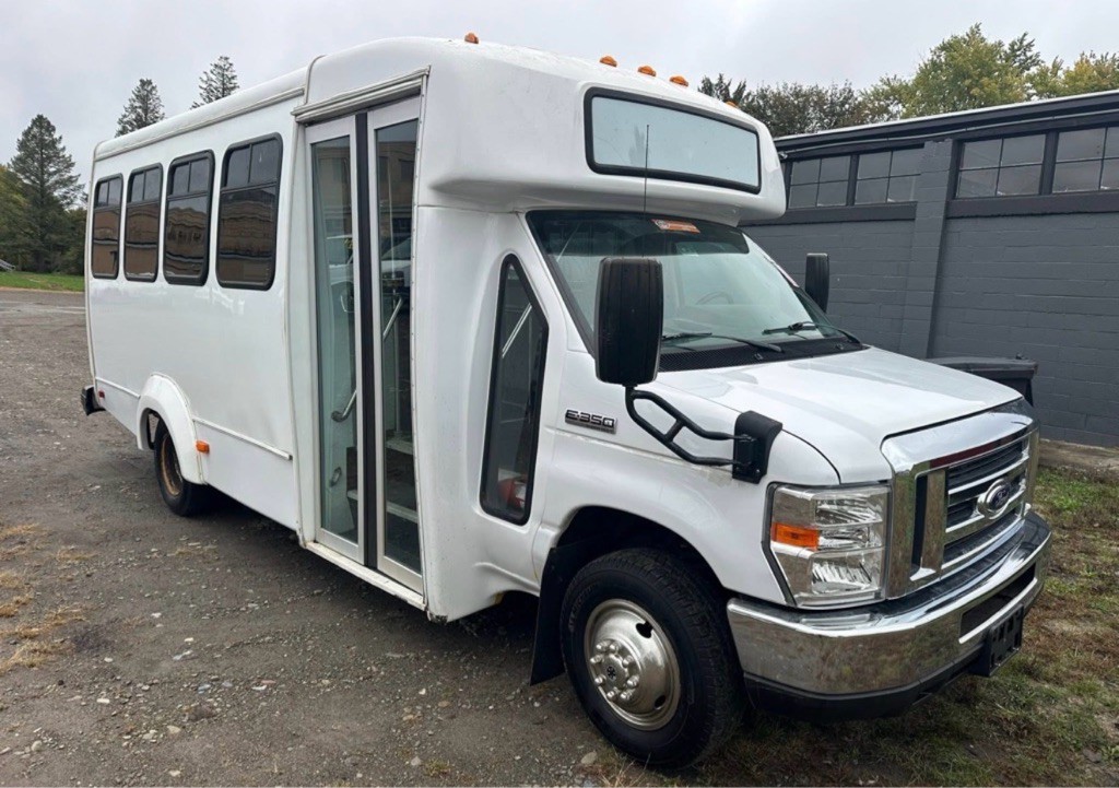 2017 Ford Econoline Image 2