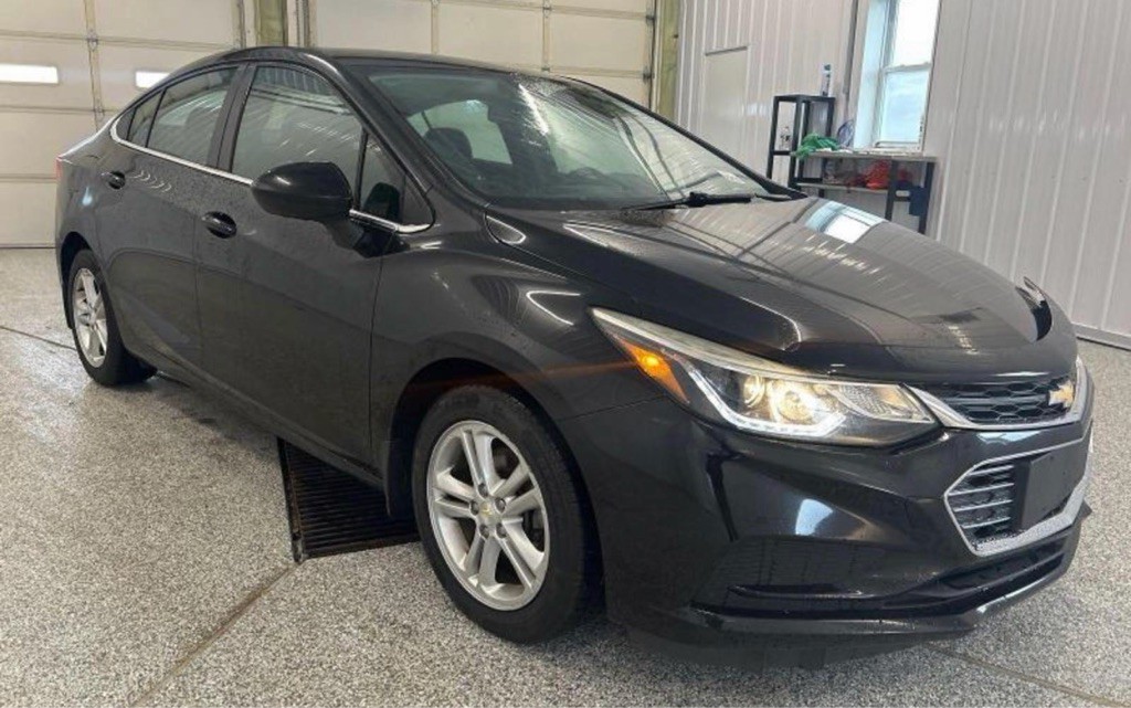 2018 Chevrolet Cruze Image 2