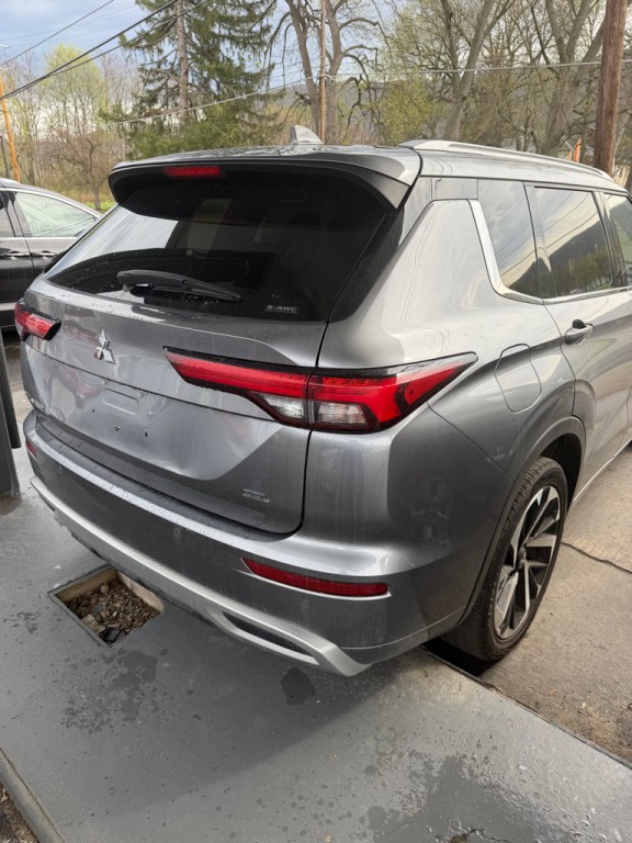 2023 Mitsubishi Outlander Image 3
