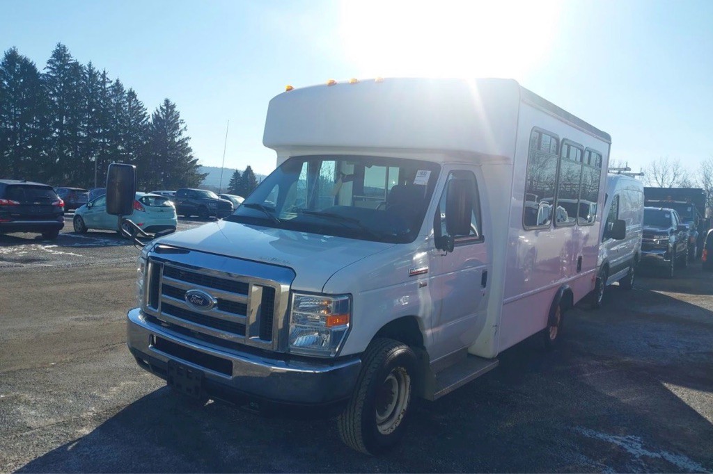 2016 Ford Econoline Image 1