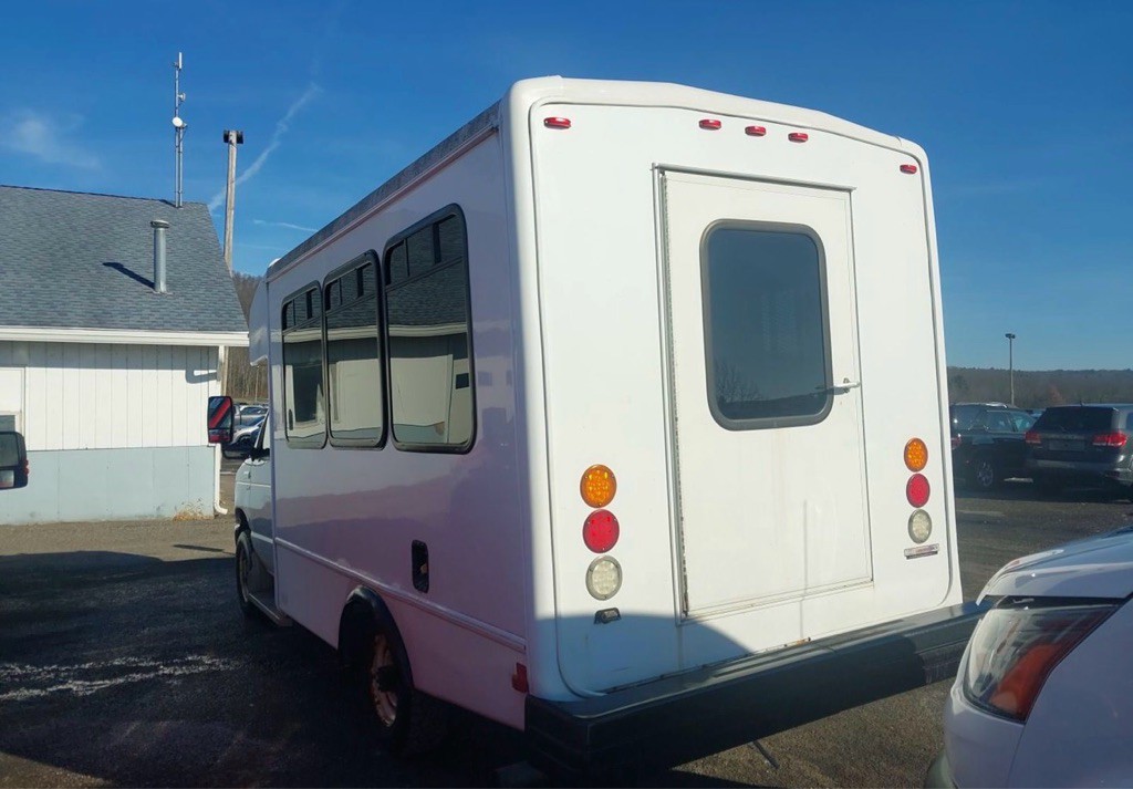 2016 Ford Econoline Image 2