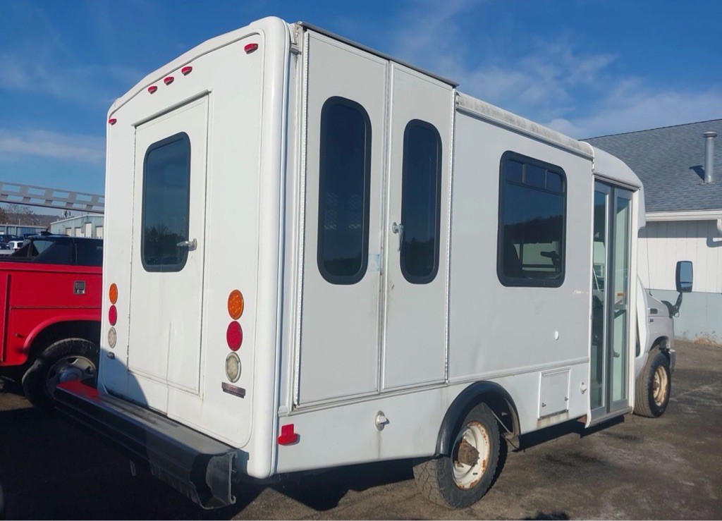 2016 Ford Econoline Image 4