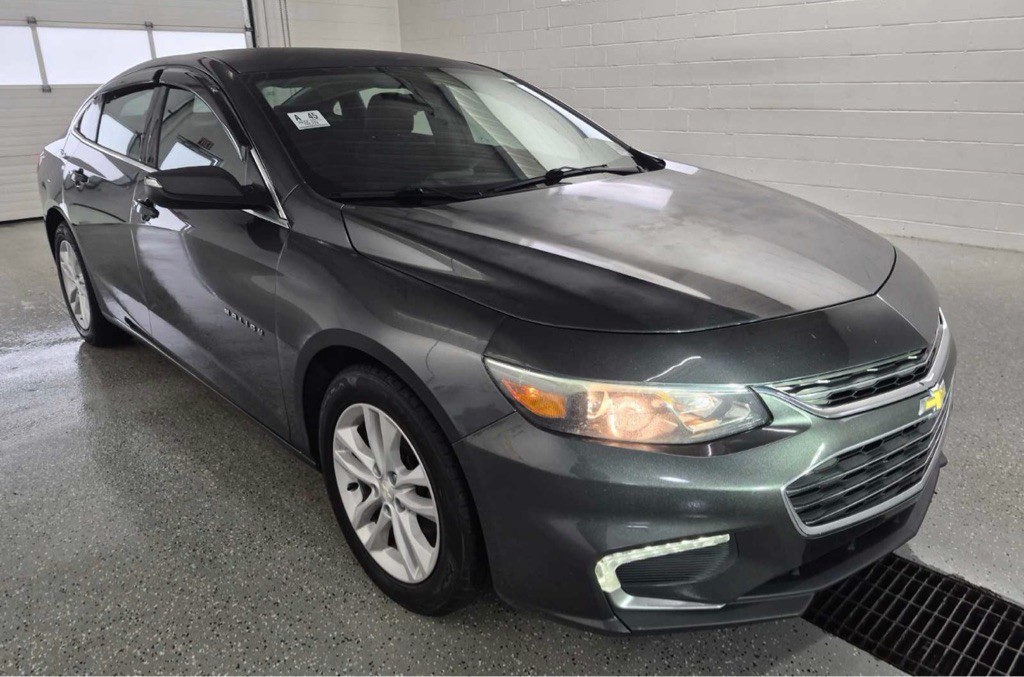 2017 Chevrolet Malibu Image 2