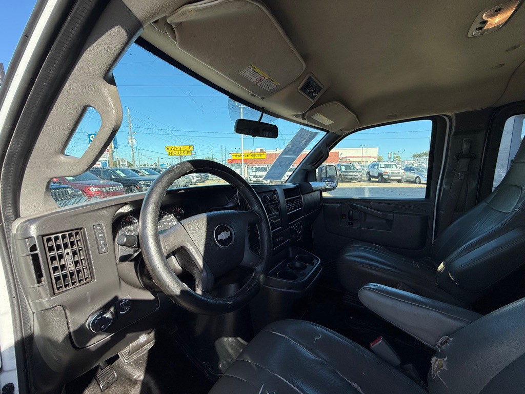2017 Chevrolet Express Image 3