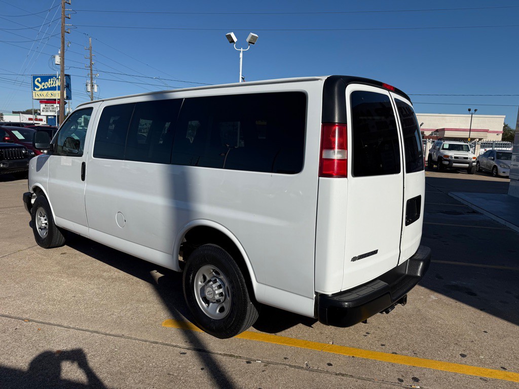 2017 Chevrolet Express Image 7