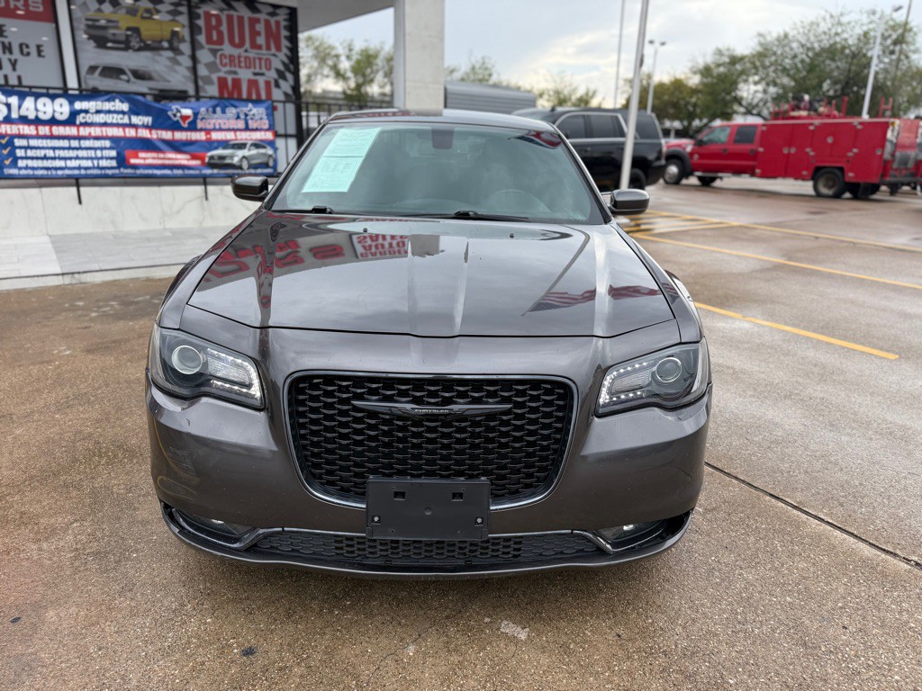2018 Chrysler 300 Image 2