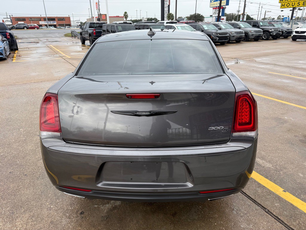 2018 Chrysler 300 Image 6