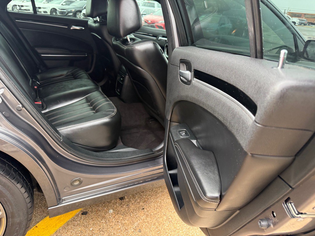 2018 Chrysler 300 Image 9