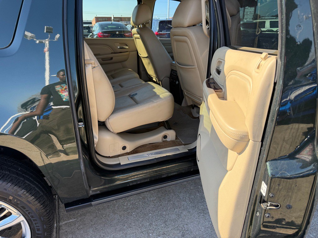 2013 Cadillac Escalade Image 16