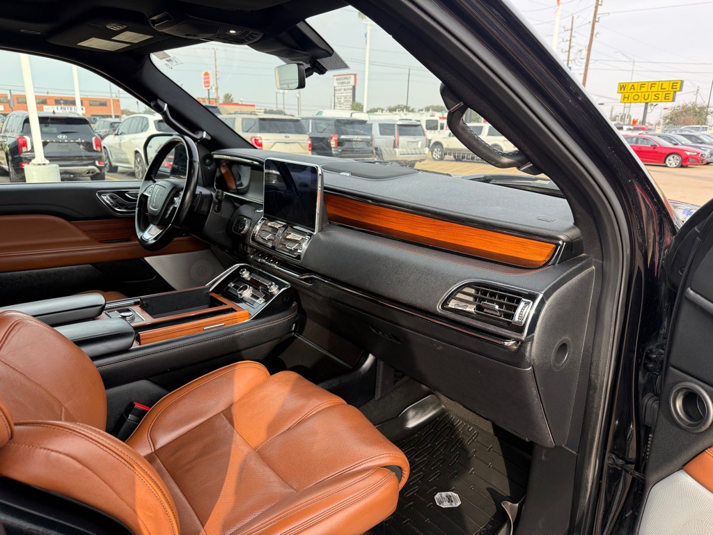 2019 Lincoln Navigator Image 16