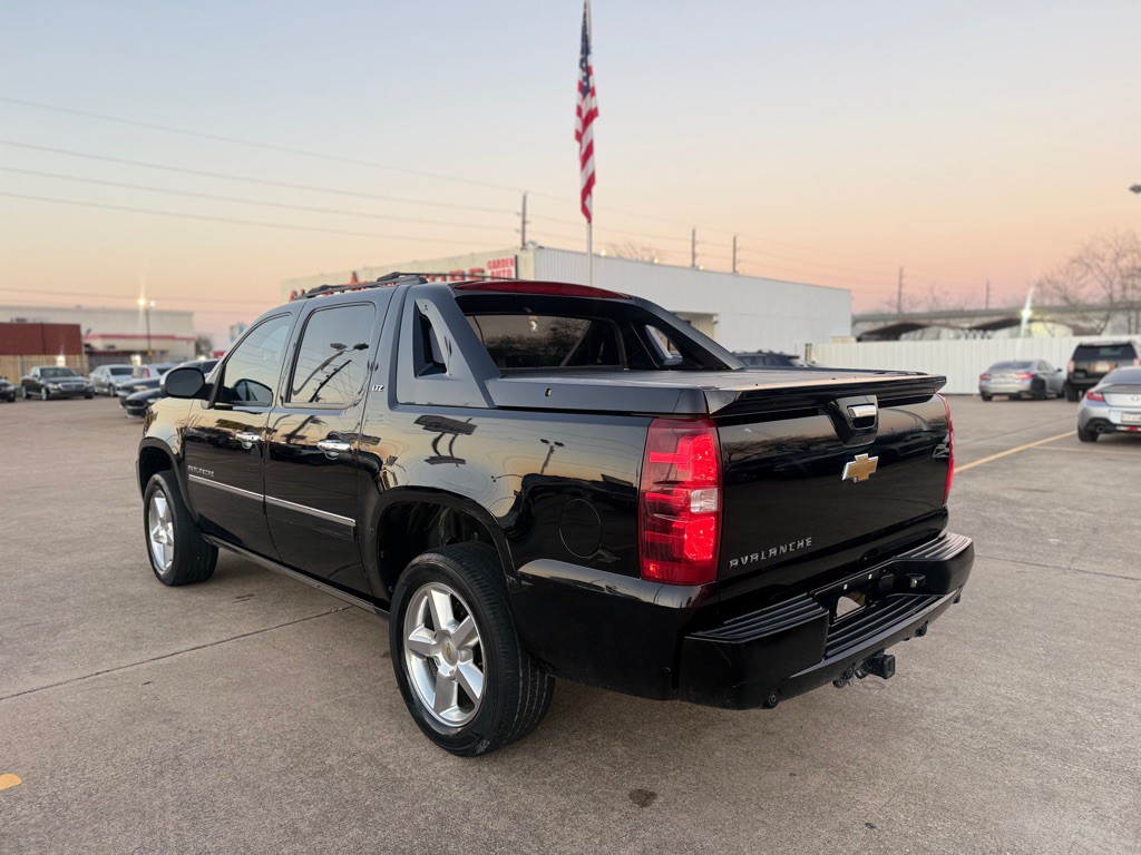 2012 Chevrolet Avalanche Image 7