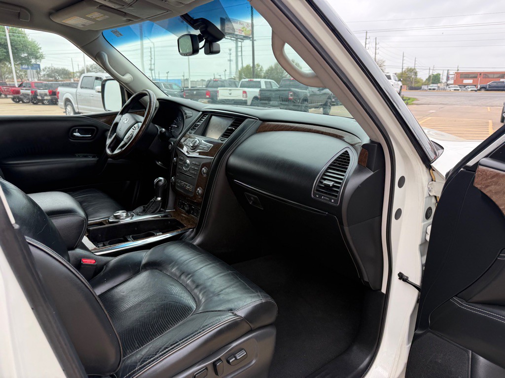 2016 INFINITI QX80 Image 11