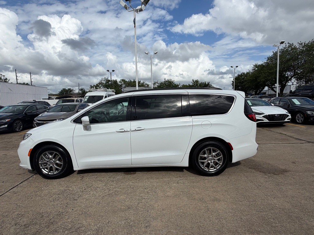 2022 Chrysler Pacifica Image 2