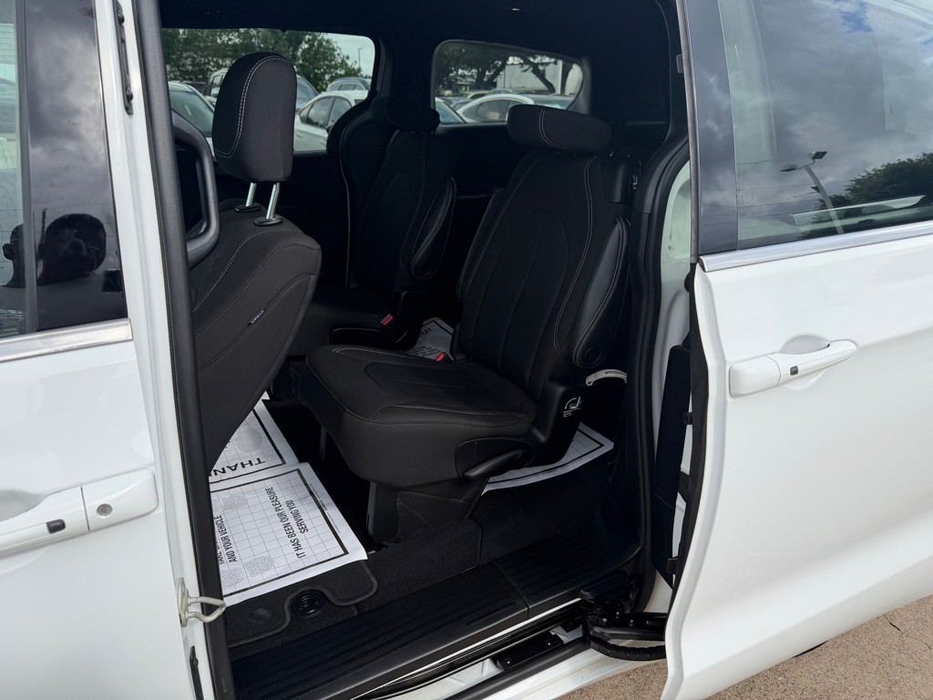 2022 Chrysler Pacifica Image 7