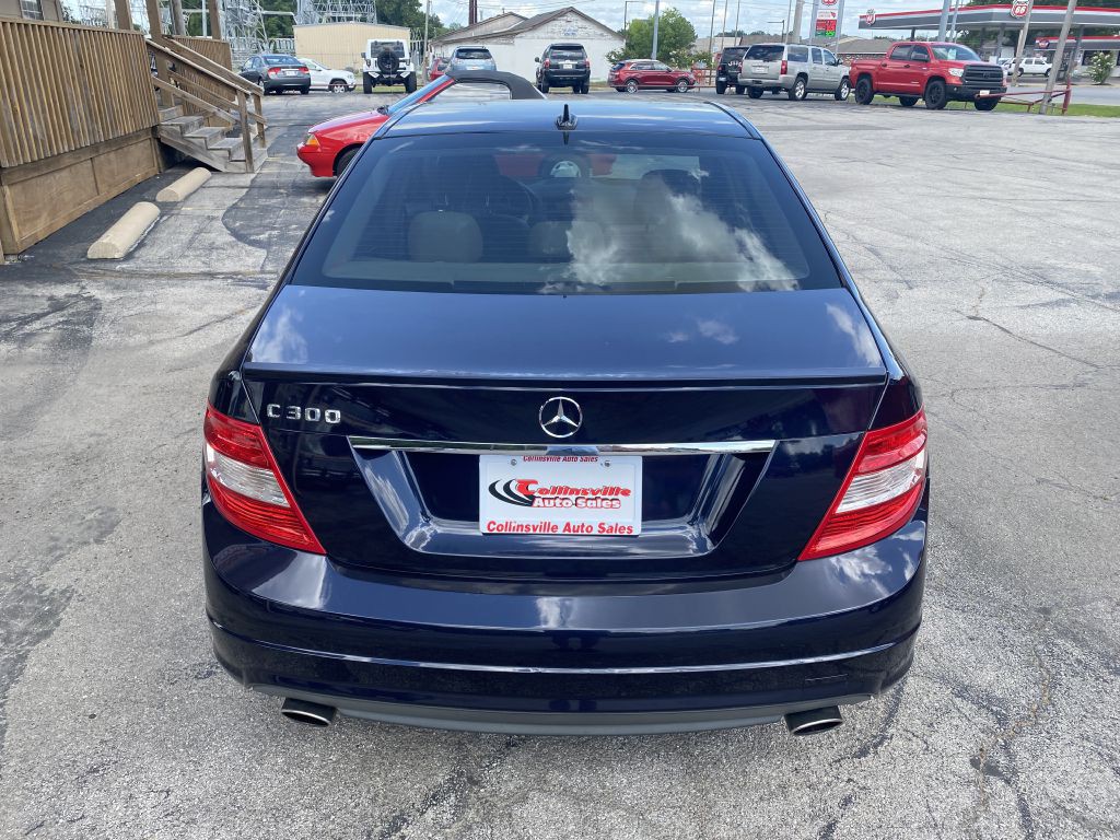 2010 Mercedes-Benz C-Class Image 4