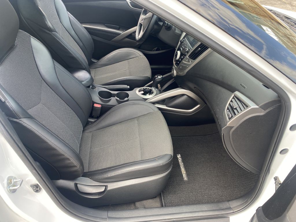 2016 Hyundai Veloster Image 16