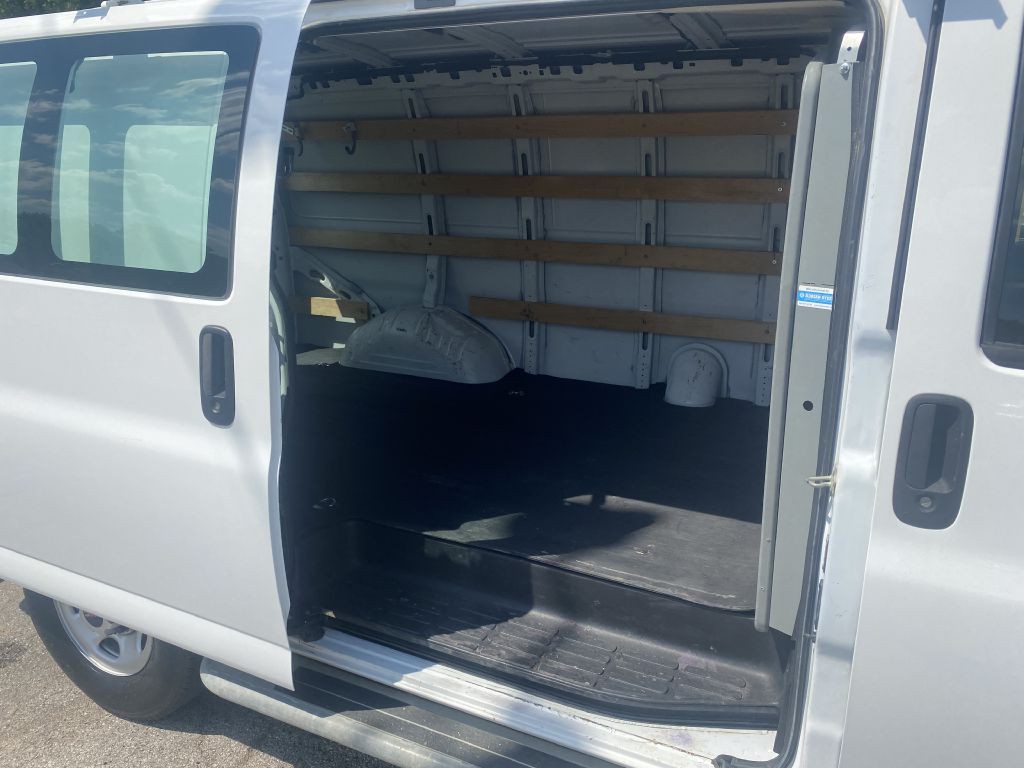 2018 GMC Savana Image 13