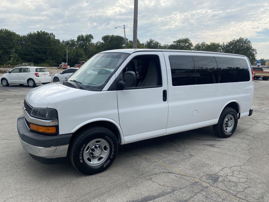 2017 Chevrolet Express Image 3