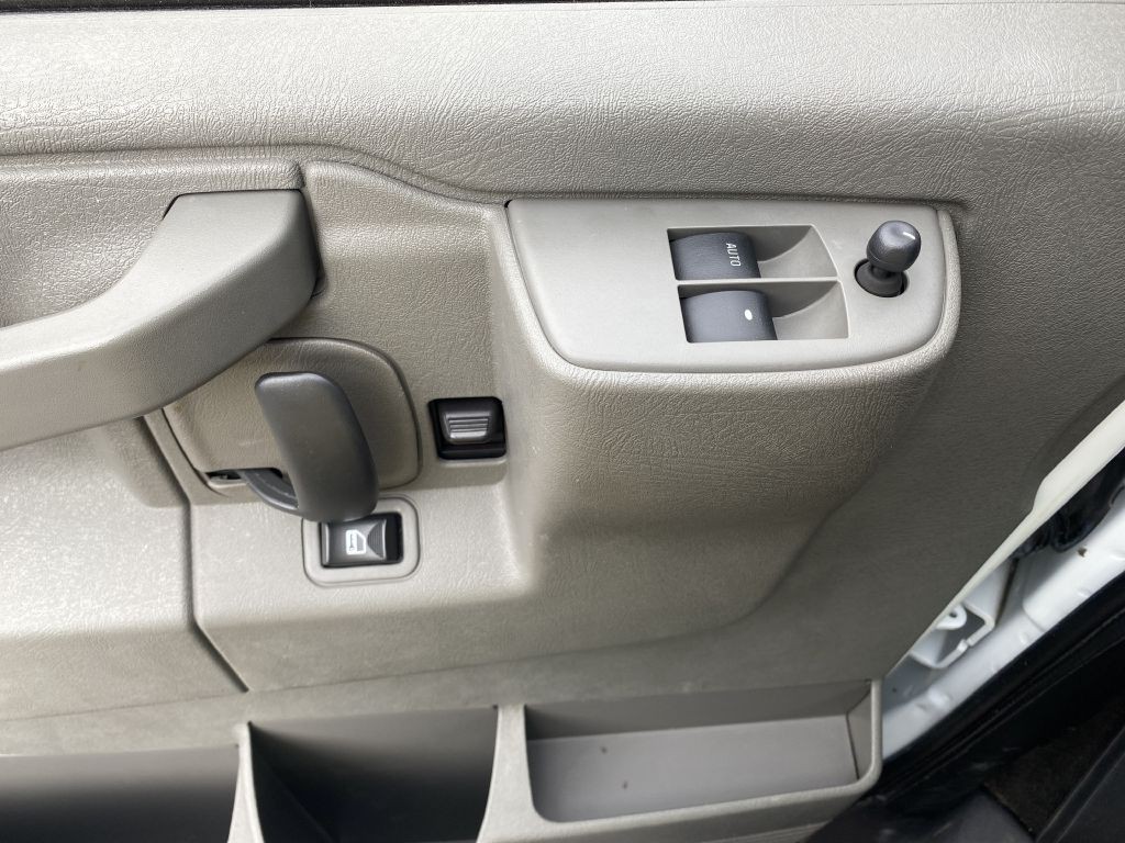 2017 Chevrolet Express Image 7