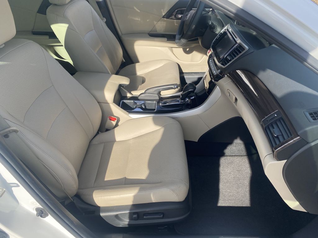 2016 Honda Accord Image 18