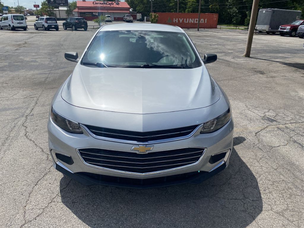 2018 Chevrolet Malibu Image 2