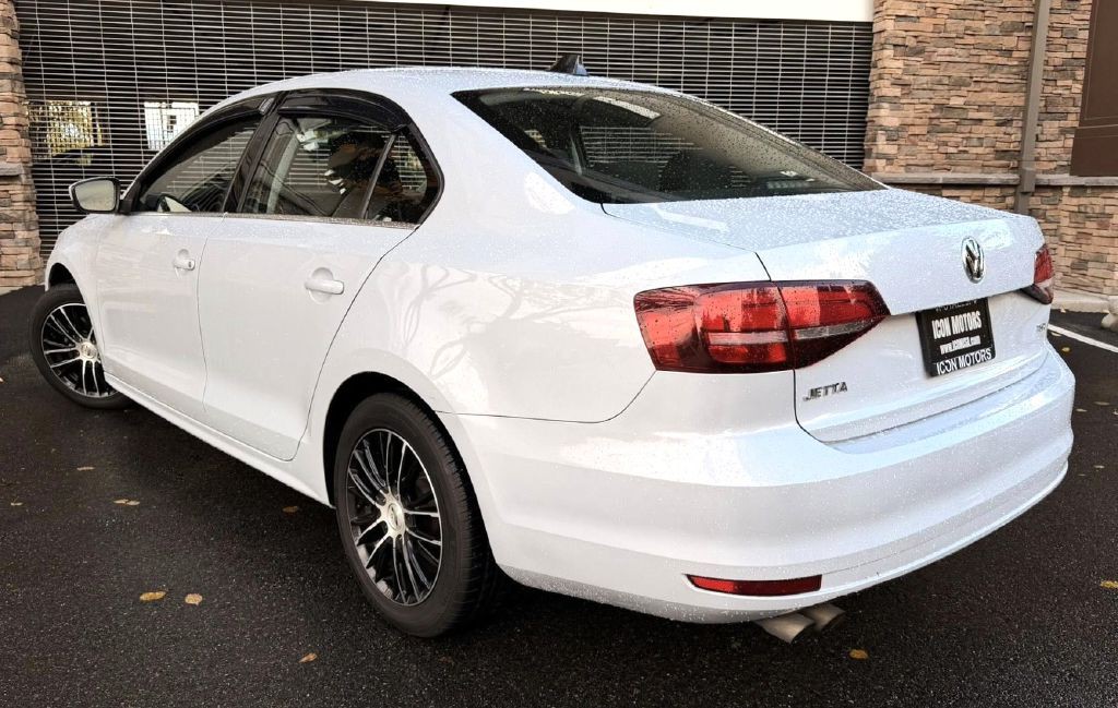 2017 Volkswagen Jetta Image 2