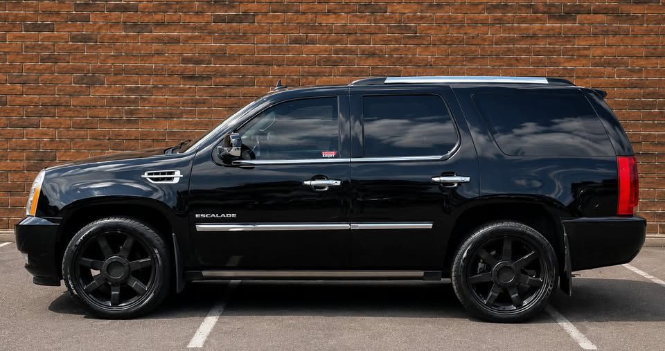 2011 Cadillac Escalade Image 2