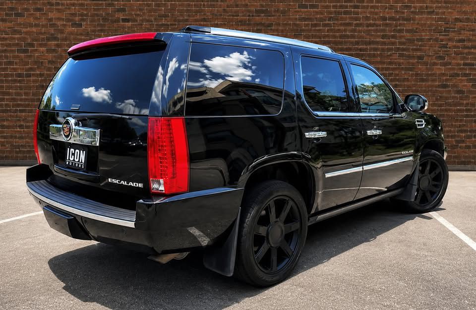 2011 Cadillac Escalade Image 3